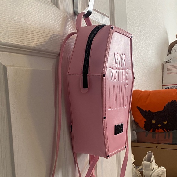 🌼 NWOT Pink Coffin-Shaped Backpack - "Never Trust The Living" Black Craft Brand - Picture 4 of 10